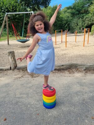 Foto zu Meldung: Eine Tüte Wissen zum Mitnehmen - der Wissenskiosk des Universums Bremen zu Besuch auf dem Schulhof