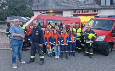 Spende an Feuerwehr und Jugendfeuerwehr (Bild vergrößern)