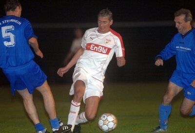 Helmut Weinmann Gedächtnisspiel gegen den VFB-Stuttgart (Traditionsmannschaft) - Von Robert Stadthagen (Quelle Stuttgarter Nachrichten) (Bild vergrößern)