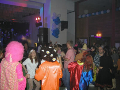 Blau-Weiss-Faschingsparty - Hier rockt der Bär! (Bild vergr&ouml;&szlig;ern)
