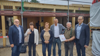 Projektbesuch: Bukhard Horn (Vorsitzender LAG Barnim / zweiter v.r.), sowie Torsten Jeran und Ulrike Schubert (Regionalmanagement / erster und zweite v.l.), übergeben Broschüre an Träger des LEADER-Projekts „Neubau einer Mensa zwischen Grundschule und Kita in Marienwerder“ (Annett Klingsporn, Gemeinde Marienwerder und André Nedlin, Amt Biesenthal-Barnim / mittig) (Bild vergrößern)