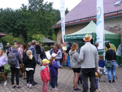 reges Treiben am Info-Stand, beim Glücksrad drehen und Armbrustschießen herrschte an unserem Pavillon