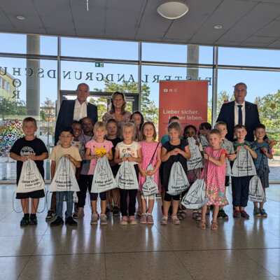 Sicherer Schulweg: Minister Rainer Genilke besucht Elsterlandgrundschule und übergibt reflektierende Schulbeutel