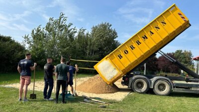 Foto zur Meldung: Neuer Sand für den Volleyballplatz