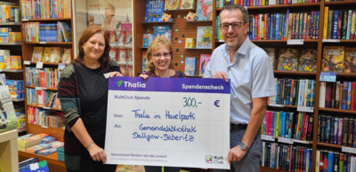 Großzügige Spende für die Gemeindebibliothek (Bild vergrößern)
