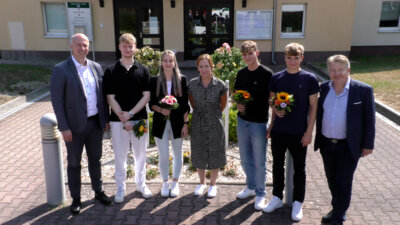 Foto: v.l.n.r. Bürgermeister Mirko Buhr, Verwaltungsfachangestellter Tim Kagelmacher, Verwaltungsfachangestellte Lisa Heßlich, Ausbilderin Sandra Degen, Azubi Florian Kuntzsch, Azubi Niklas Kotsch, Stellv. Bürgermeister Jörg Rother