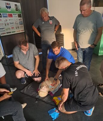 Erste Schulung "Fussballer lernen Wiederbelebung" in Borgsdorf (Bild vergrößern)