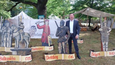 Foto: Tina Börner/Rolandstadt Perleberg | Bürgermeister Axel Schmidt mit der Figur des Perleberger Rolands in Stendal.