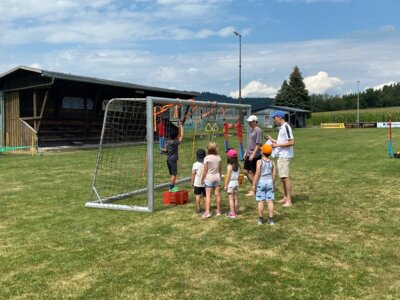 Foto zur Meldung: Ferienprogramm des SV Prackenbach: Braabo Gladiator - Geschicklichkeit und Stärke bewiesen