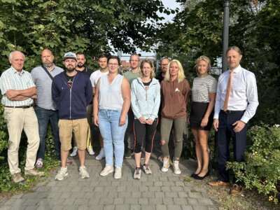 Begrüßten die Teilnehmer des 7. Soldatenlehrgangs: (v.r.) Studienleiter Lars Gölz und seine Stellvertreterin Mareike Scobel, Niederlausitzer Studieninstitut für kommunale Verwaltung sowie Alois Bosman, nebenamtlicher Dozent (l.). Foto: Sandra Sotzko (NLSI). (Bild vergrößern)