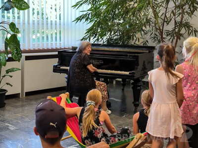 Die 94-jährige Ascension Weichold gab ein kleines Konzert am Flügel der Stadtbibliothek. Foto: Sandra Busch (Bild vergrößern)