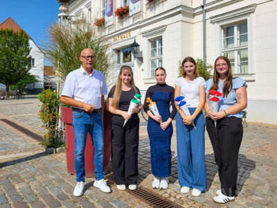 Michele Berghänel, Markha Satueva, Amelie Lina Gragert und Leoni Hartmann machen eine Ausbildung bei der Stadt Pritzwalk.  Foto: Beate Vogel (Bild vergrößern)