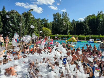 Wie im Schaumparadies fühlten sich die Badegäste, als beim Neptunfest die Schaumkanone angeworfen wurde. Foto: Franziska Liebing (Bild vergrößern)