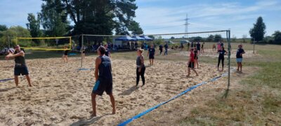 Foto zur Meldung: Spannende Spiele beim 10. Beachvolleyball-Cup in Liepen