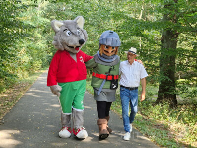 Willy Wolf und Bürgermeister Dr. Ronald Thiel nehmen Räuber Heine Klemens ins Team auf. Foto: Sandra Bels (Bild vergrößern)