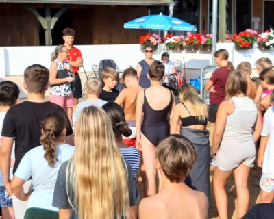 Frau Struwe begrüßt die Teams und eröffnet die Strandolympiade.