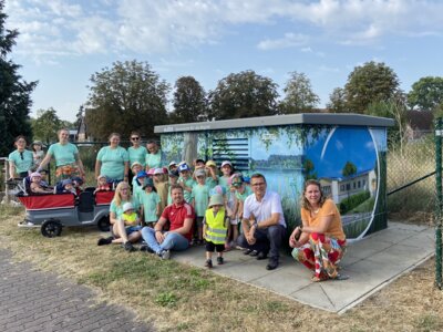 Bilder der Trafostation mit den Kindern der Kita Dreetz
