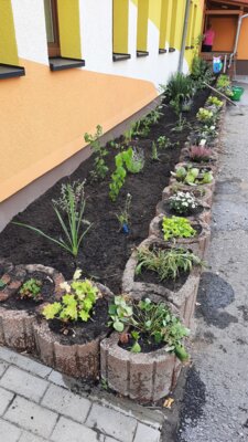 Foto zur Meldung: Neugestaltung des Beetes vor dem Flexgebäude
