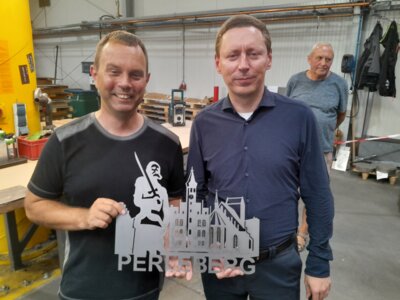 Foto: Rolandstadt Perleberg | Christian Schmidt, Geschäftsführer der SMS Blechverarbeitung GmbH, zeigt Bürgermeister Axel Schmidt ein ganz besonderes Produkt an diesem Tag: die Perleberger Stadtsilhouette.