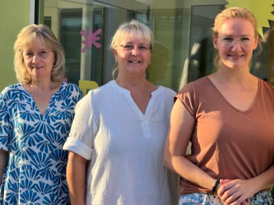 Dana Röthemeier (Mitte) aus der Schulleitung mit zwei der vier neuen Lehrerinnen: Elisabeth Gutjahr (rechts) und Andrea Meier (links). - Foto: Knoll