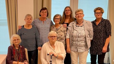 30 Jahre SHG "Balance": Gemeinsam haben sie 30 Jahre der Selbsthilfegruppe „Balance“ mitgestaltet: Sigrid Thiel, Mimose e. V. Bernau, die ehemaligen Gruppenleiterinnen Marianne Stolzmann, Sigrid Hess und Ursula Fröhlich (sitzend), Frau Süssmann als langjährige Begleiterin vom Bernauer Gesundheitsamt und die aktuelle Gruppenleitung mit Anita Süflow, Simone Struck und Gabriele Rüssmann (v. l.). (Bild vergrößern)