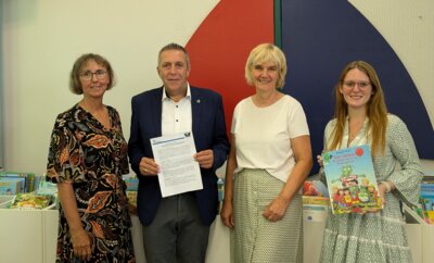 Kooperationsvertrag zwischen Grundschule und Gemeindebücherei erneut unterzeichnet – Fokus auf Leseförderung und Medienkompetenz (Bild vergr&ouml;&szlig;ern)