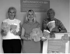 Landrätin Tamara Bischof präsentiert gemeinsam mit Manu- ela Link und Herbert Köhl von der Seniorenfachstelle das  neue Programmheft für die Aktionswochen 60+, das ab sofort erhältlich ist. ( Foto: Carolin Mäder, Landratsamt)