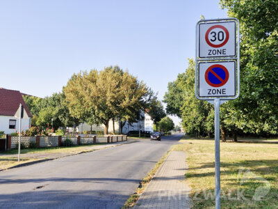 Eine neue Beschilderung in der Straße Zur Hainholzmühle weist seit dieser Woche auf die Zone 30 hin. Foto: Sandra Bels (Bild vergr&ouml;&szlig;ern)