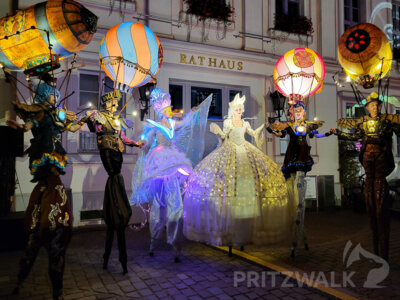 Zauberhafte Stelzenläufer stellten sich vor dem Rathaus zum Fototermin auf. Foto: Beate Vogel (Bild vergrößern)