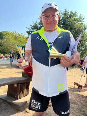 Der verantwortliche Laager Trainer mit der Pokalausbeute vom Neubrandenburger Staffelmarathon . Foto: Grit Winkelmann-Göllnitz
