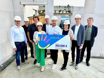 Foto: hermsdorf1.jpg: v.l.n.r.: Benny Hofmann, Bürgermeister der Stadt Hermsdorf; Stephan Sachse, Vorsitzender der Verwaltungsgemeinschaft Hermsdorf; Miroslav Gigov, Architekt; Claudia Kirchner, Geschäftsführerin des Arbeiter-Samariter-Bund KV Saale-Holzland-Kreis e.V.; Stephan Tiesler, MdL; Stephan Masch, Repräsentant der Deutschen Fernsehlotterie; Jana Pufe, Pflegedienstleiterin; Johann Waschnewski, Landrat des Saale-Holzland-Kreises & Matthias Knoll, Vorstandsmitglied des Arbeiter-Samariter-Bund KV Saale-Holzland-Kreis e.V.  Alle Rechte am Foto bei einer Veröffentlichung FREI bei Nennung der Quelle: Max Thümmel