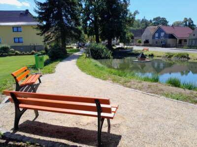 Im letzten Jahr wählte die Grödener Bürgerversammlung die Erneuerung des Dorfteiches. Der alte unansehnliche Zaun wurde entfernt, ein Rundweg mit Sitzgelegenheiten angelegt und ein Entenhaus in der Mitte des Teiches eingelassen.  (Bild vergrößern)