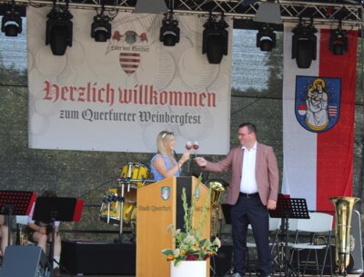 Bürgermeister Andreas Nette und Gebietsweinkönigin Lea Blumenthal eröffnen das 5. Querfurter Weinfest