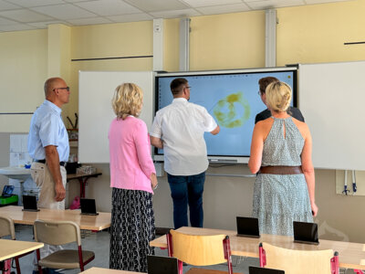Andreas Grünberg (an der Tafel) erklärt die Funktionsweise der neuen Medienboards. Foto: Sandra Bels/Stadt Pritzwalk (Bild vergr&ouml;&szlig;ern)