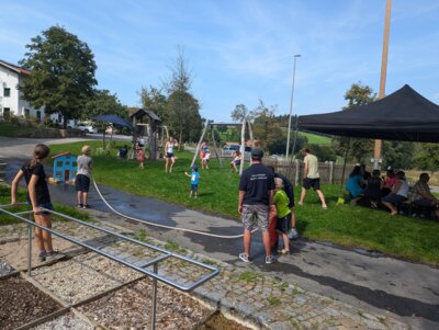 Foto zur Meldung: Ferienprogramm: Magische Eisbox und Spaß mit der Feuerwehr Ruhmannsdorf