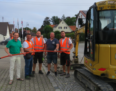 Bürgermeister Bernhard Uhl (links) und der verantwortlichen Mitarbeiter der Bauabteilung der Marktgemeinde, Tobias Riedel (zweiter von rechts) beim Beginn der Bauarbeiten in der Schloßstraße (Bild vergrößern)
