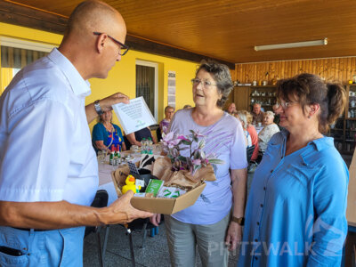 Bürgermeister Dr. Ronald Thiel und Heike Fuchs (r.) bedanken sich bei Ruth Jäger (M.) für ihr langjähriges ehrenamtliches Engagement. Foto: Beate Vogel (Bild vergr&ouml;&szlig;ern)