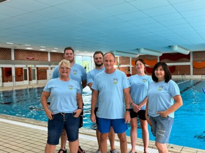 Hallen- und Freibad: Neue Dienst-T-Shirts (Bild vergrößern)