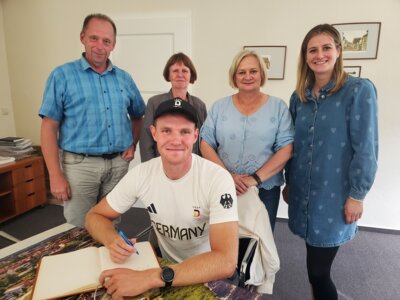 Foto zur Meldung: Besonderer Besuch im Rathaus: Olympiateilnehmer Max John zu Gast