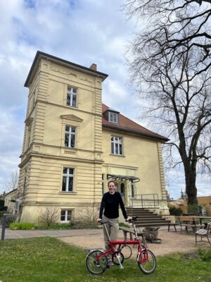 Jon Worth mit Rad vor der Villa (Bild vergrößern)