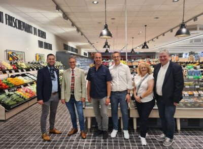 REWE-Markt der Familie Grasmück in der Lauterbacher Straße – Pre-Opening und Wiedereröffnung - v. l. n. r.: Bürgermeister Florian Fritzsch, Ortsvorsteher Jürgen Hübl, Inhaber Kai Uwe Gras-mück, Michael Happ, Geschäftsführer der Bäckerei Happ GmbH & Co. KG, Monika und Hans-Georg Gies, Inhaber der Fleischerei Gies GmbH