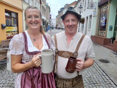 Susann Tillack und Christian Dianca von der City Initiative laden die Perleberger zum Oktoberfest ein. Sie hoffen, dass viele Wiesn-Besucher ihrem Beispiel folgen, und in Tracht kommen.