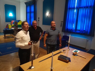 Foto: Rolandstadt Perleberg | Bürgermeister Axel Schmidt (links) im Tempel der Freimaurerloge. Johannes Münch und ein Mitbruder erklären ihm die Symbole im Tempel.