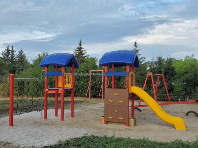 neuer Spielturm auf dem Spielplatz in Döllingen (Bild vergrößern)