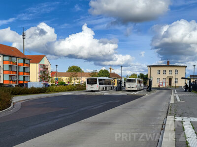 Der Busbahnhof in Pritzwalk wird ab 16. September wegen Reparaturarbeiten am Straßenbelag gesperrt. Foto: Beate Vogel (Bild vergrößern)