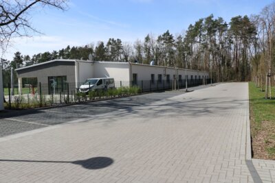 Zugang zum Wahllokal VI "Sportplatz Hellerfichten" (Bild vergr&ouml;&szlig;ern)