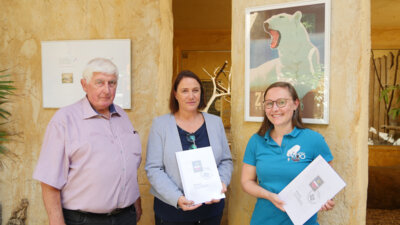 Gemeinsam mit Zoodirektorin Antje Angeli (Mitte) und Zoomitarbeiterin Carina Braun eröffnete Gerhard Ehlert, Vorsitzender vom Verein Hansephil, die Ausstellung. (Foto: Zoo Rostock/Maria Seemann) (Bild vergrößern)
