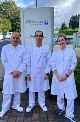 BUZ: Dr. med. Amgad Ehsan (Mitte) sowie Oberärztin Hannelore Mezger und Oberarzt Amr Farag
