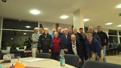 Teilnehmer SSGP-12 vom 12.09.2024 von links: David Barnes, Michael Glienke, Helmut Goepel, Elmar Endejan, Organisator Peter Baranowsky,, Sieger FM Alexander Kurz, Dr. Hans Jung, Werner Frahm, Hans-Jürgen Körlin, Ulrich von Schöning, Dr. Jörg Feikes, Uwe Zeidler, Ralf Wittkowski, Gerhard Grob, Michael Ziems (Bild vergr&ouml;&szlig;ern)