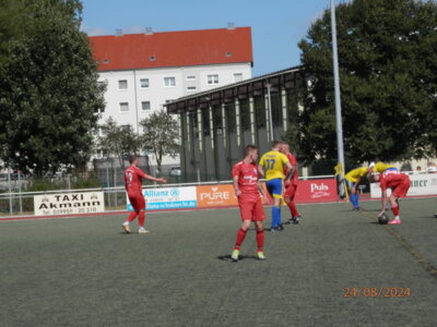 Derzeit erfolgreichster Wariner Torschütze der in beiden bisherigen Punktspielen traf, Till Breitling (vorne in Rot) hier beim Spiel in Dargun. (Bild vergrößern)